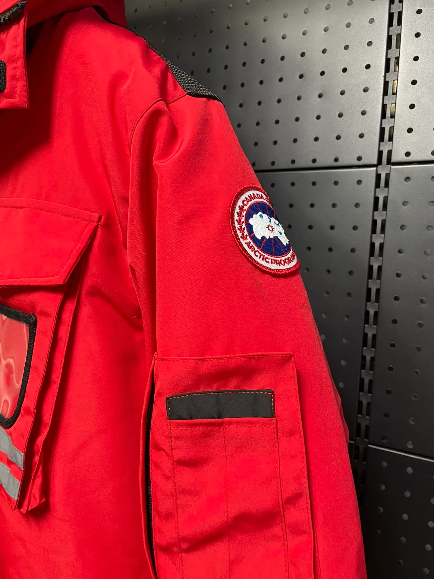 P1060 CANADA GOOES 🇨🇦ⒿⓅⓈ manufactures 10 models of snow curse men and women couples. Factory direct supply: supplying global purchasing agents, micro-business, entities, Tmall, high-end stalls and studio cooperation, free shipping! There are 10 types of Canada Goose Snow Mantra parkas for men and women, the Rolls-Royce of down jackets. ➖ Industry-leading anti-counterfeiting chip sensing. ➖ Imported Behringer embroidery machines and customized embroidery labels, the highest level and industry leading. ➖ Imported Korean 21-count polyester-cotton blended original fabric, TC85 waterproof coated fabric, water-repellent, windproof and wear-resistant. ➖ The new national standard 90 white duck down has an average down filling of 300 grams. The amount of down filling is industry-leading. ➖ 100% nylon lining with double double-layer sealing design to prevent velvet running, and seamless thread design on the cuffs! ➖ Yoshida YKK provides original factory-customized electroplated sliders. YKK two-way lockable zippers are tight and smooth and do not peel off paint. ➖ 3M composite Velcro is durable and the accessories and hardware are all custom-made. Note: Our copywriting is only simple and clear. Instead of bragging about the copywriting, it is better to compare and understand with samples. Only for the purest goose, the most dedicated, the most professional, the highest quality, the highest cost performance! SIZE:XS-XXL [with size chart]